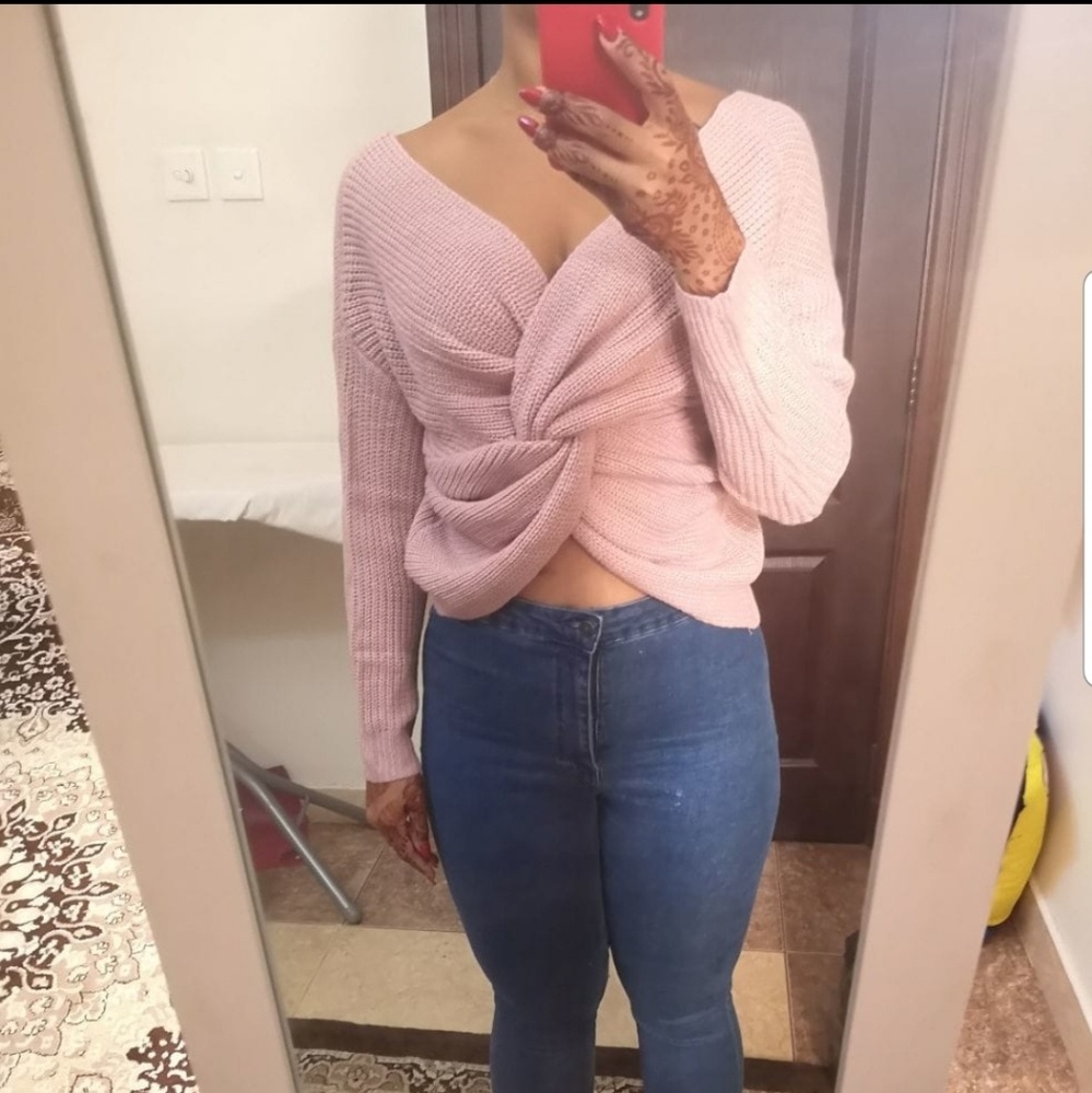 V Neckline Twist Front Sweater - Picture 5 of 8